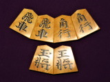 正虎作水無瀬形島黄楊根杢盛上将棋駒/新品桐製平箱付(KS571)